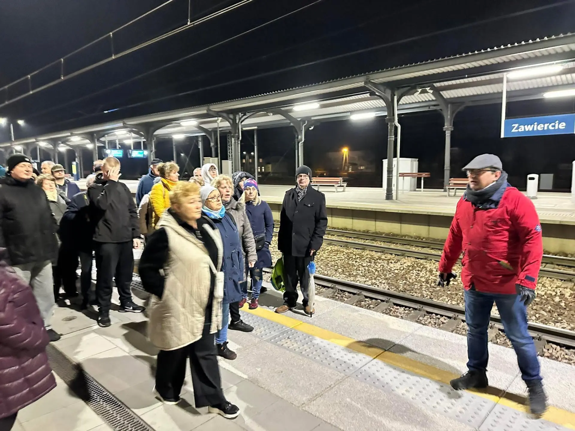 Spotkanie mieszkańców na peronie dworca w Zawierciu