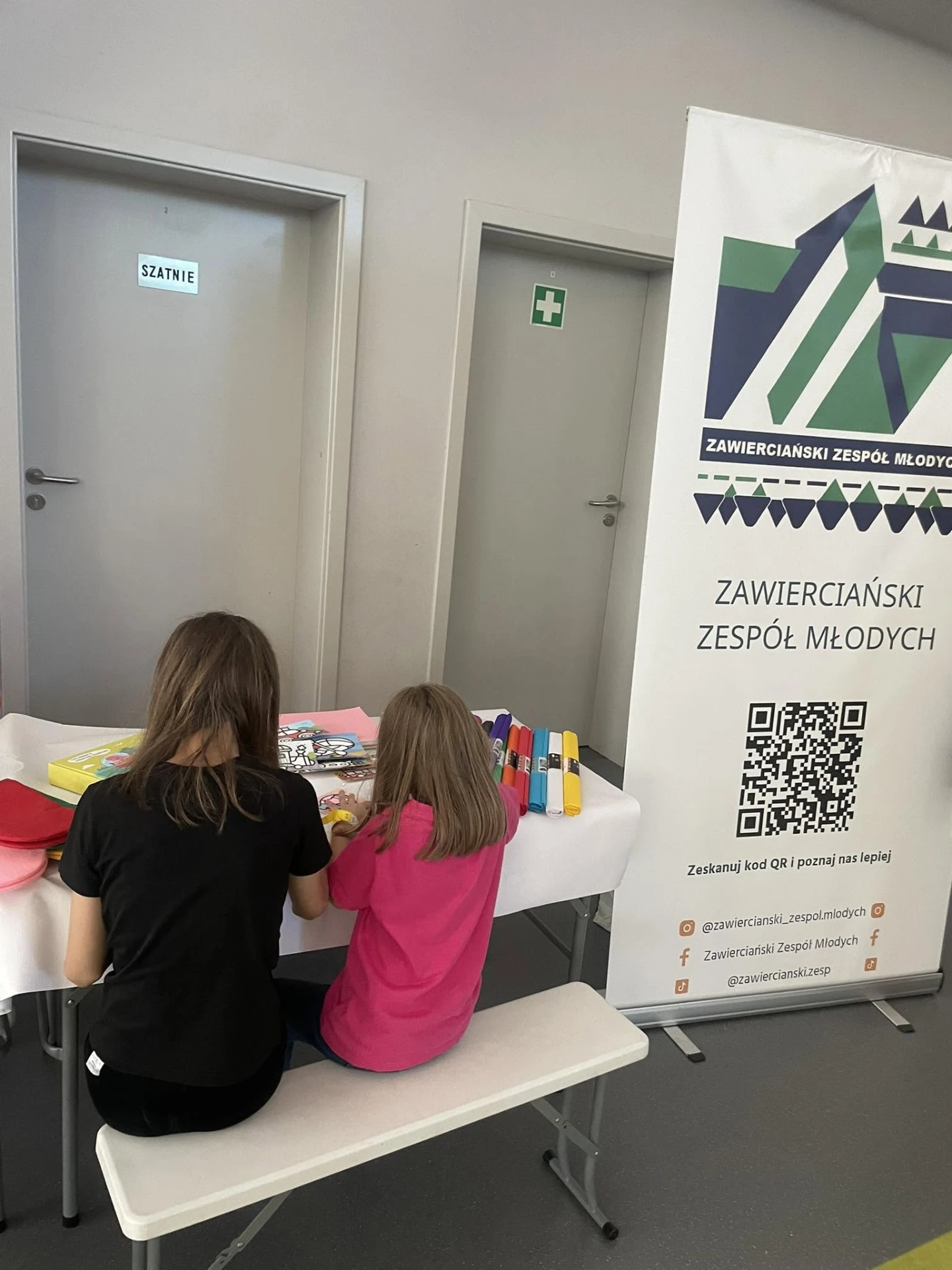 Dzieci przy kąciku plastycznym Zawierciańskiego Zespołu Młodych
