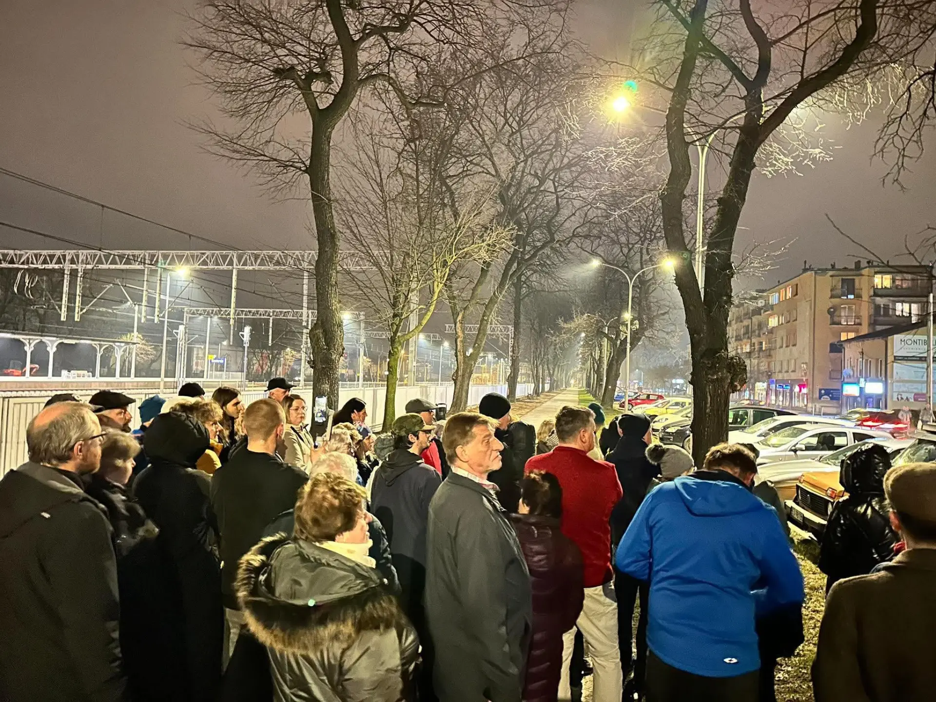 Mieszkańcy Zawiercia podczas wieczornego spotkania obywatelskiego