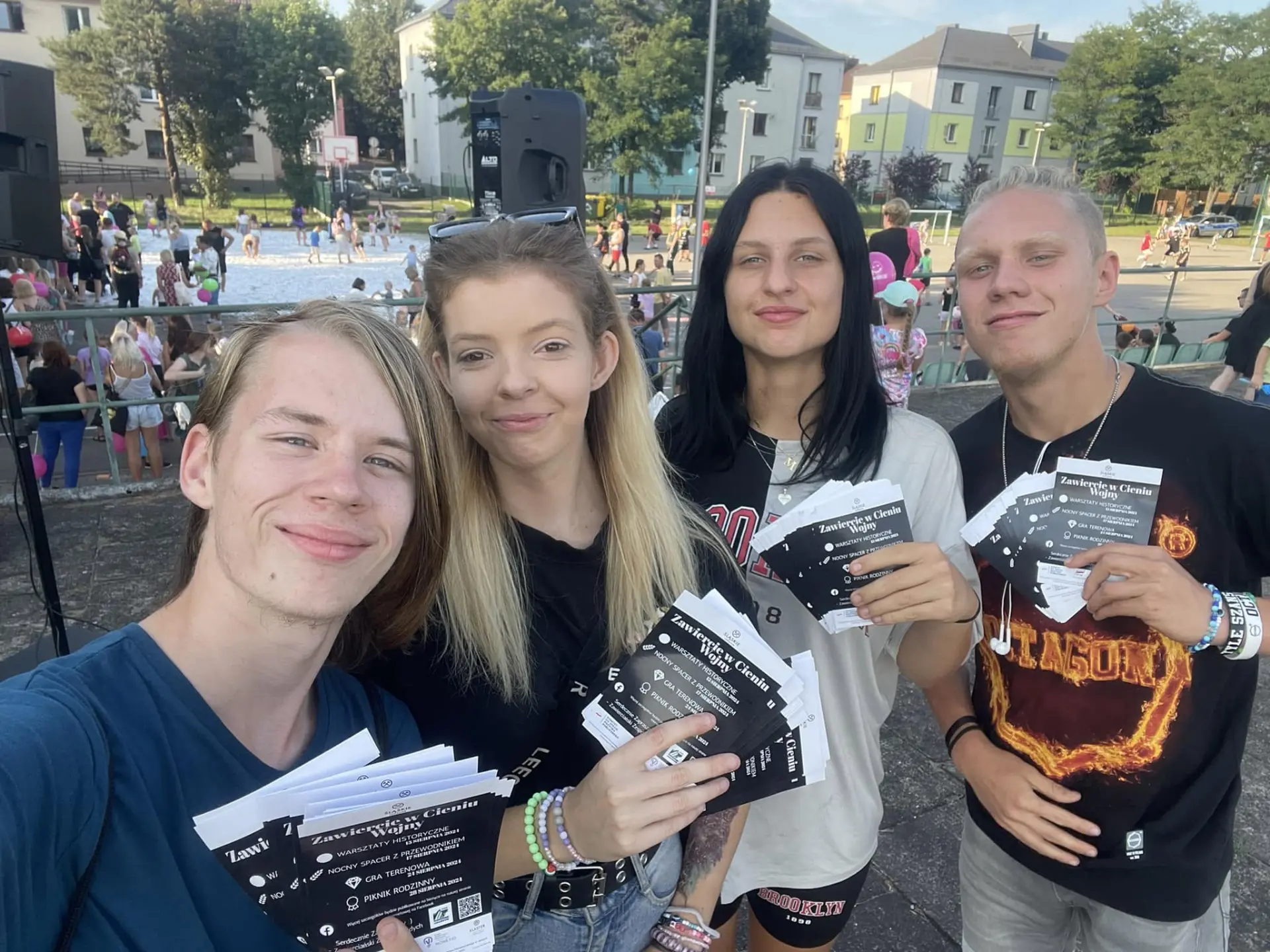 Wolontariusze rozdający ulotki „Zawiercie w Cieniu Wojny” podczas pikniku