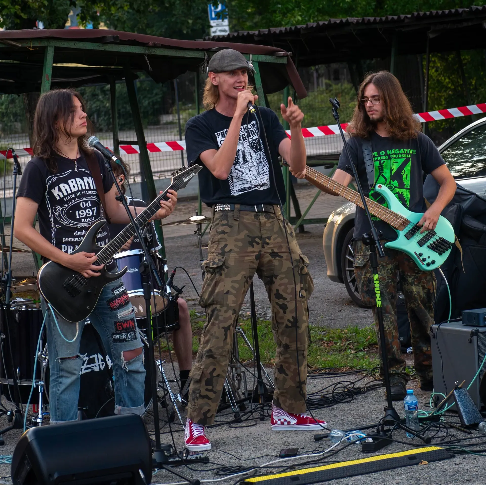 Młody zespół rockowy podczas koncertu plenerowego w Zawierciu